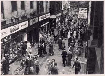 Vista degli acquirenti in Trinity Street, Leeds, 1956